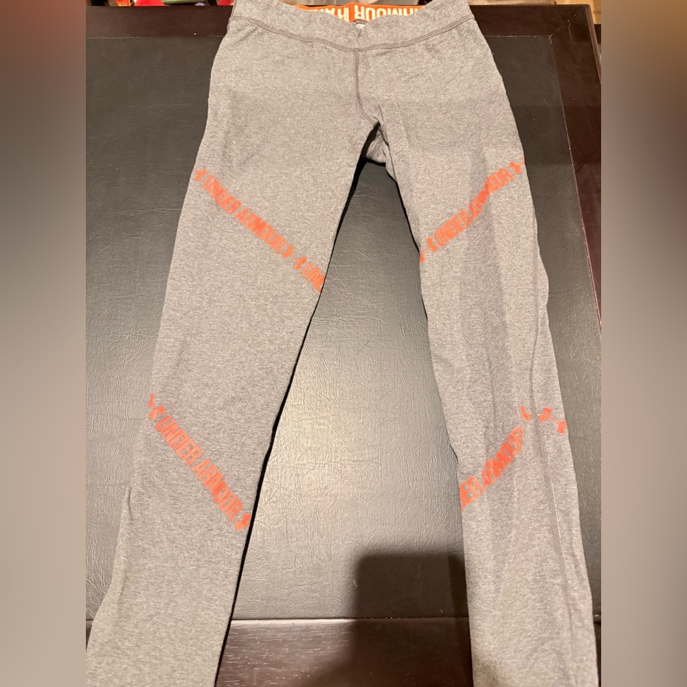 Under Armour her leggings with orange writing details soft and cony design
